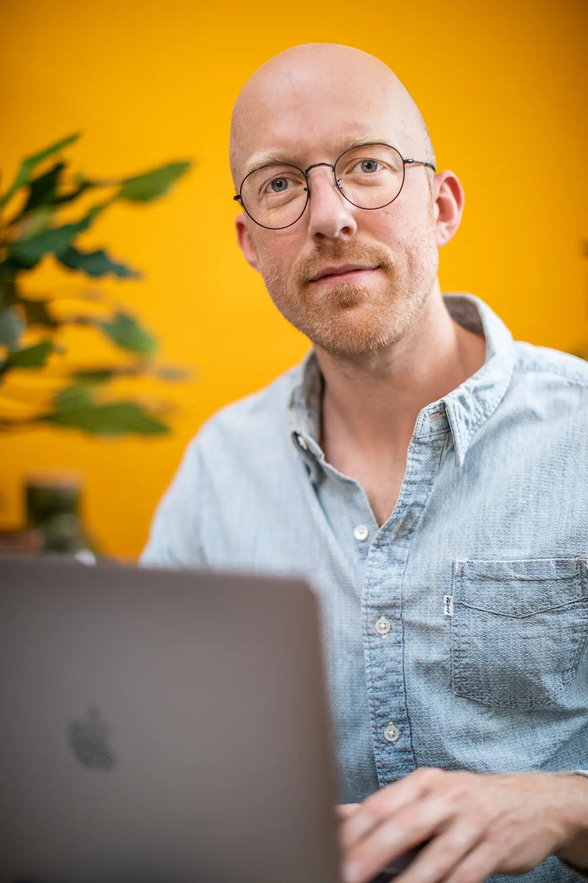 Ivo Hofland, aan het werk achter zijn laptop